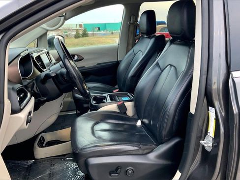 Used 2019 Chrysler Pacifica Touring-L image 9