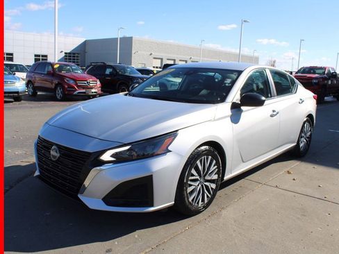 Certified 2024 Nissan Altima 2.5 SV image 3