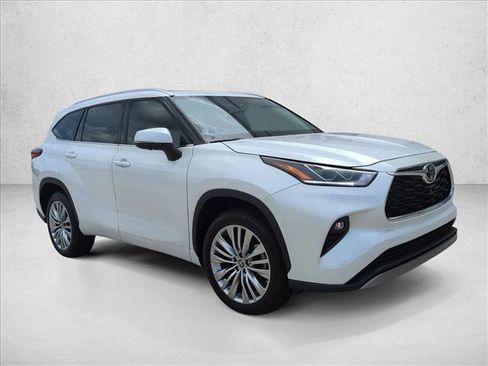 Used 2023 Toyota Highlander Platinum FWD image 3