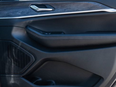 New 2025 Jeep Grand Cherokee L Limited w/ Trailer Tow Package image 10