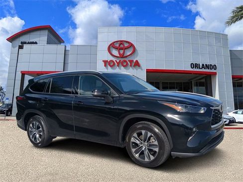 Certified 2022 Toyota Highlander XLE image 1