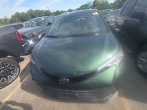 Used 2025 Toyota Sienna Platinum AWD/4WD image 2