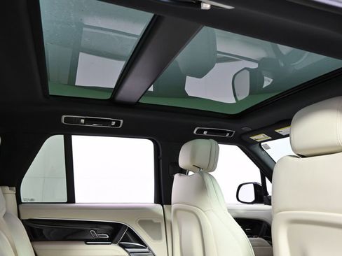 Used 2025 Land Rover Range Rover SE AWD/4WD image 17