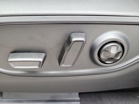 New 2025 Jeep Grand Cherokee L Laredo image 24