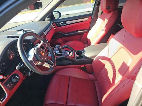 Used 2023 Porsche Cayenne Platinum Edition image 4