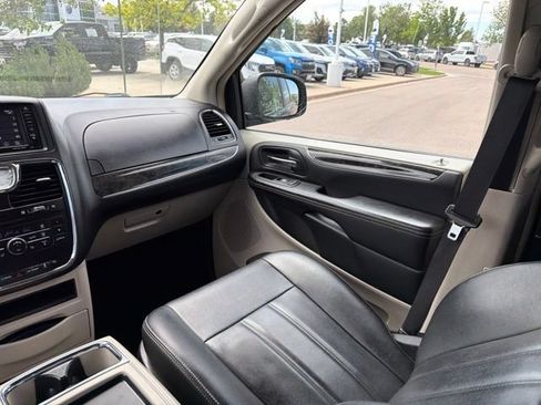 Used 2016 Chrysler Town & Country Touring w/ Driver Convenience Group FWD image 17