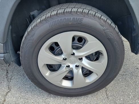 Used 2021 Toyota RAV4 LE FWD image 9