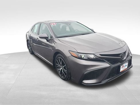 Used 2024 Toyota Camry SE w/ Cold Weather Package image 8