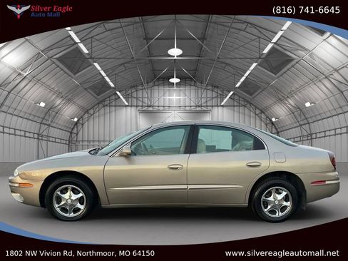 Used 2002 Oldsmobile Aurora 3.5 w/ Convenience Pkg image 2