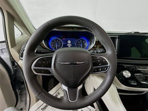 Used 2024 Chrysler Pacifica Limited image 12