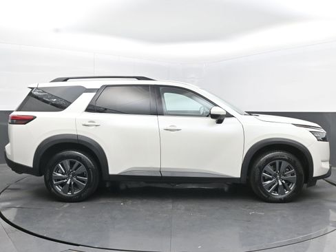 Used 2024 Nissan Pathfinder SV image 10
