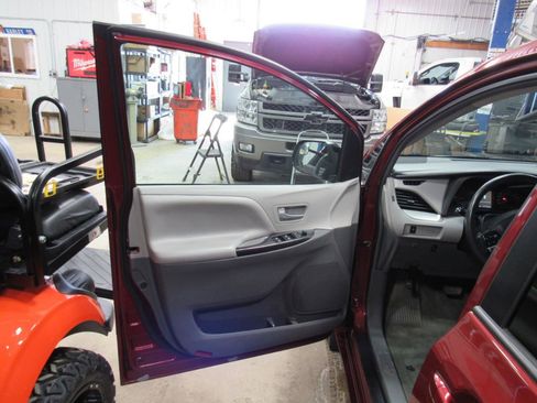 Used 2016 Toyota Sienna LE image 15