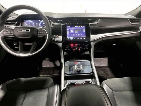 Used 2024 Jeep Grand Cherokee Altitude image 7