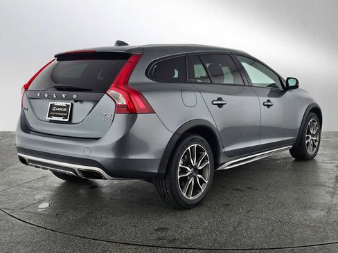 Used 2018 Volvo V60 T5 Cross Country w/ Convenience Package image 3