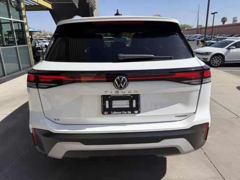 Used 2025 Volkswagen Tiguan SE w/ Panoramic Sunroof Package AWD/4WD image 13