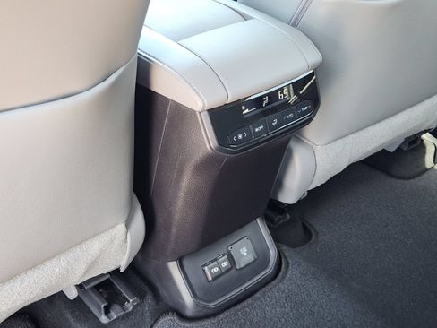 Used 2022 Toyota Highlander Limited FWD image 35