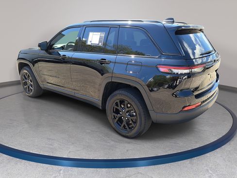 Used 2024 Jeep Grand Cherokee Altitude image 7