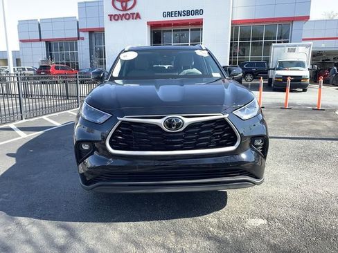 Used 2023 Toyota Highlander XLE image 3