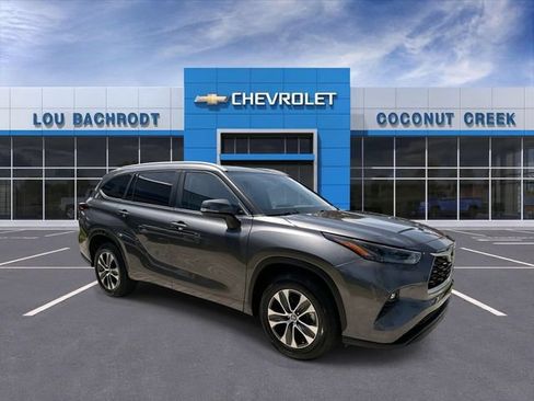 Used 2024 Toyota Highlander XLE FWD image 2