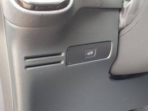 Certified 2025 Volvo XC40 B5 Plus AWD/4WD image 10
