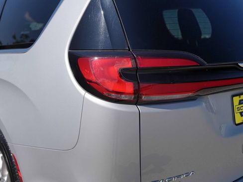 Used 2026 Chrysler Pacifica Select FWD image 9