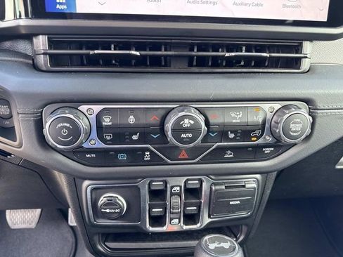 Used 2025 Jeep Wrangler Unlimited Sahara AWD/4WD image 26