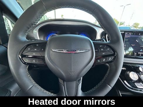 Used 2025 Chrysler Pacifica Limited image 21