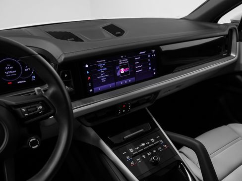 Used 2024 Porsche Cayenne image 29