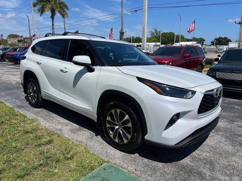 Used 2022 Toyota Highlander XLE AWD/4WD image 4
