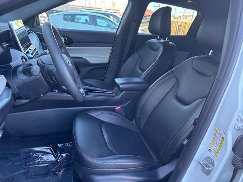 Used 2025 Jeep Compass Limited image 37