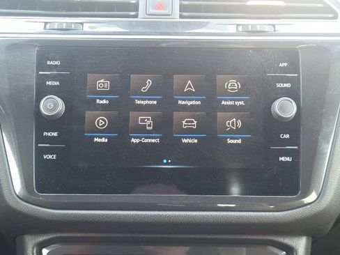 Used 2022 Volkswagen Tiguan SE AWD/4WD image 31