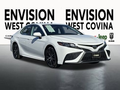 Used 2024 Toyota Camry SE image 2