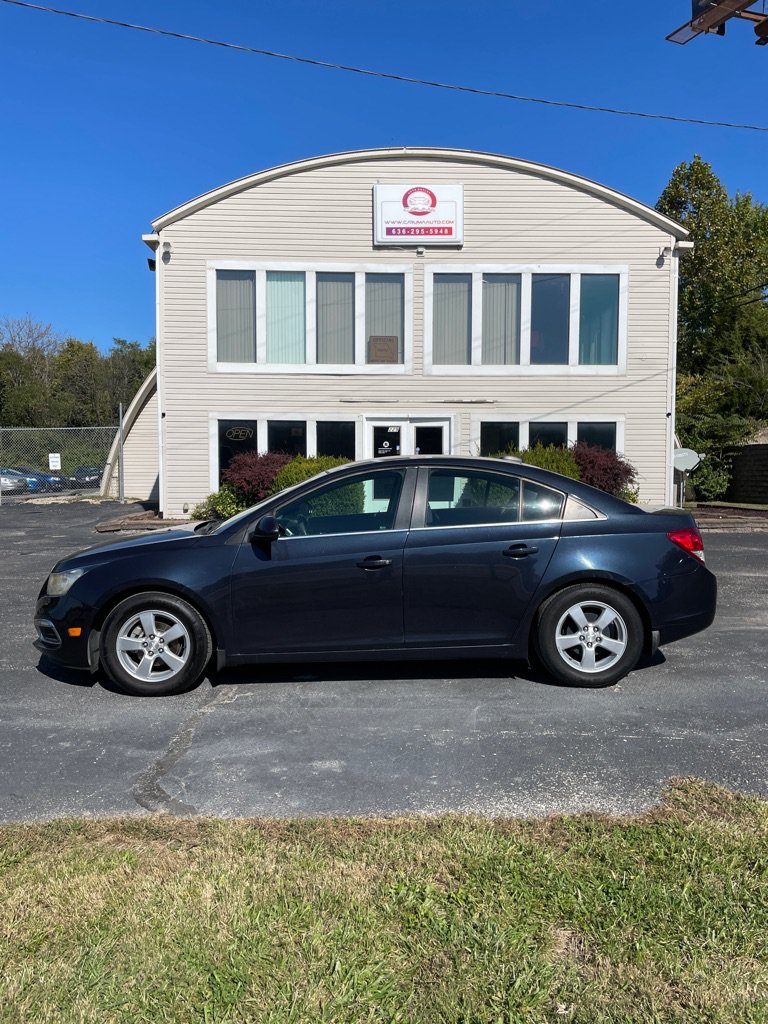Used 2016 Chevrolet Cruze LT w/ Technology Package FWD image 2
