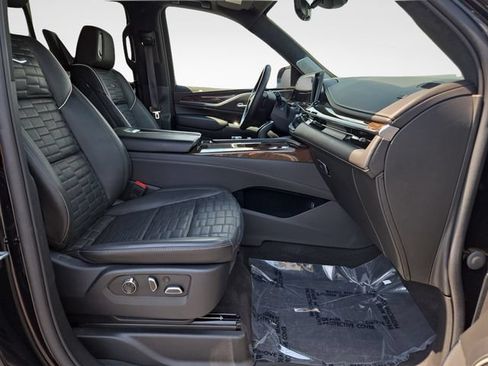 Certified 2023 Cadillac Escalade Sport Platinum w/ Heavy-Duty Trailer Package AWD/4WD image 44