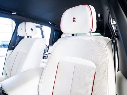 Used 2021 Rolls-Royce Cullinan Black Badge image 39