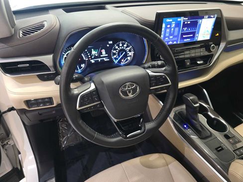 Used 2020 Toyota Highlander Platinum AWD/4WD image 2