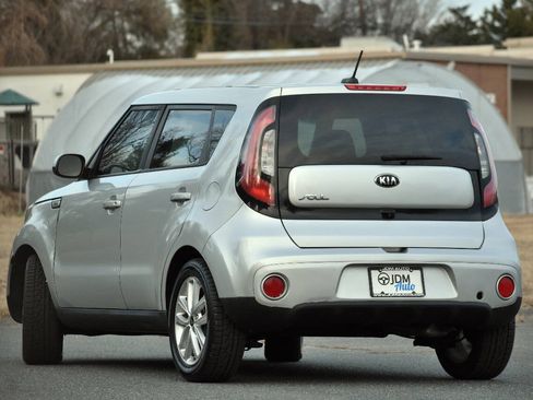 Used 2018 Kia Soul + FWD image 7