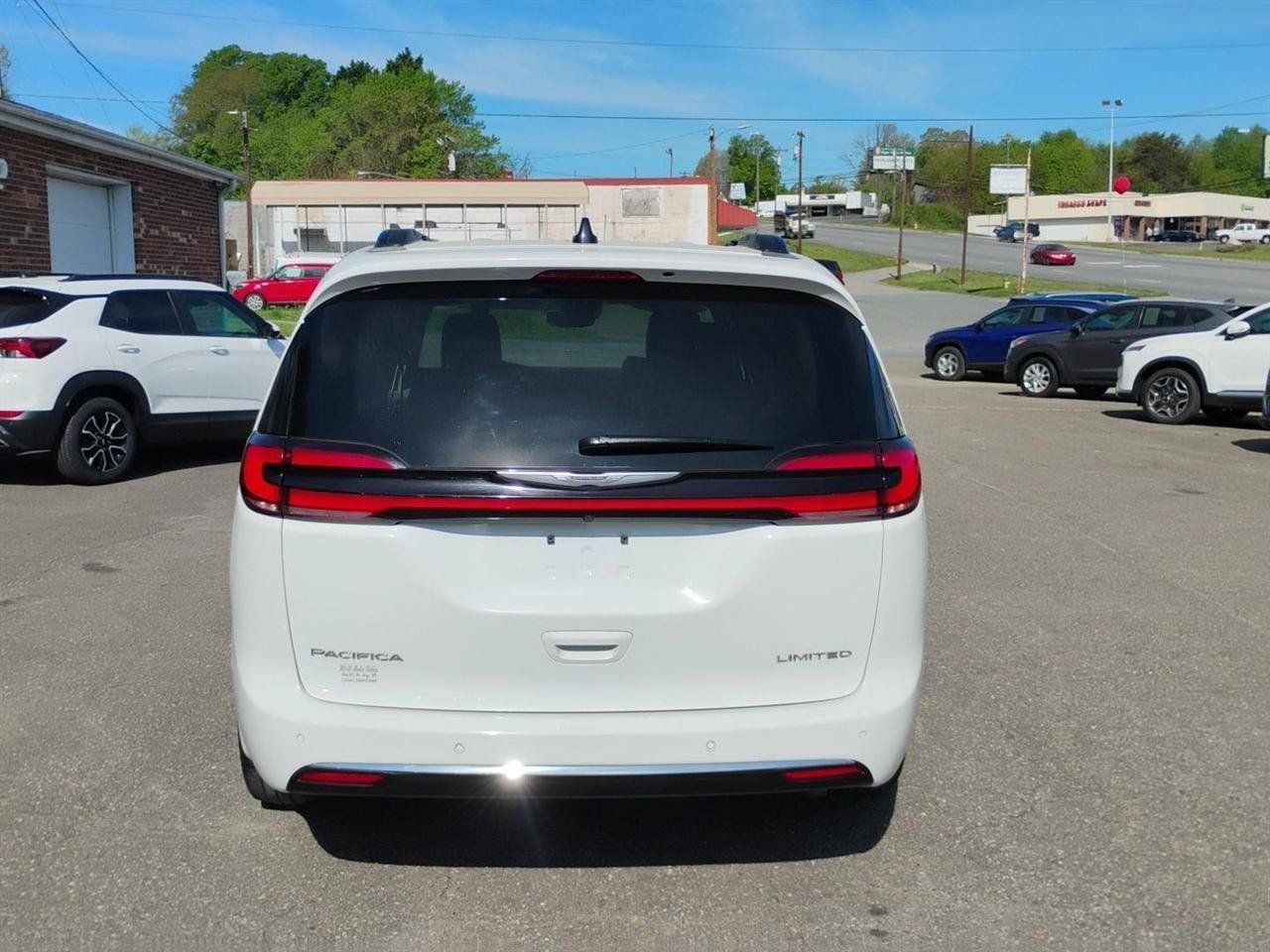 Used 2023 Chrysler Pacifica Limited FWD image 6