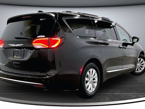 Used 2018 Chrysler Pacifica Touring-L FWD image 6