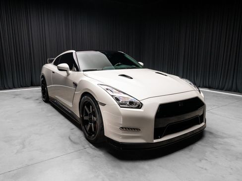 Used 2015 Nissan GT-R Premium AWD/4WD image 8