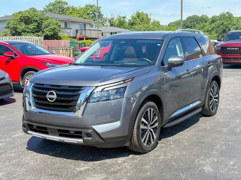 Used 2025 Nissan Pathfinder Platinum w/ Lighting Package (N93) AWD/4WD image 5