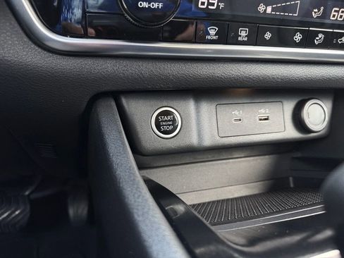 Used 2022 Nissan Rogue SV image 11