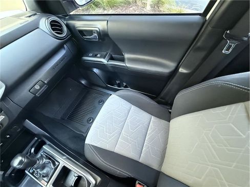 Used 2022 Toyota Tacoma TRD Sport w/ Technology Package RWD image 12