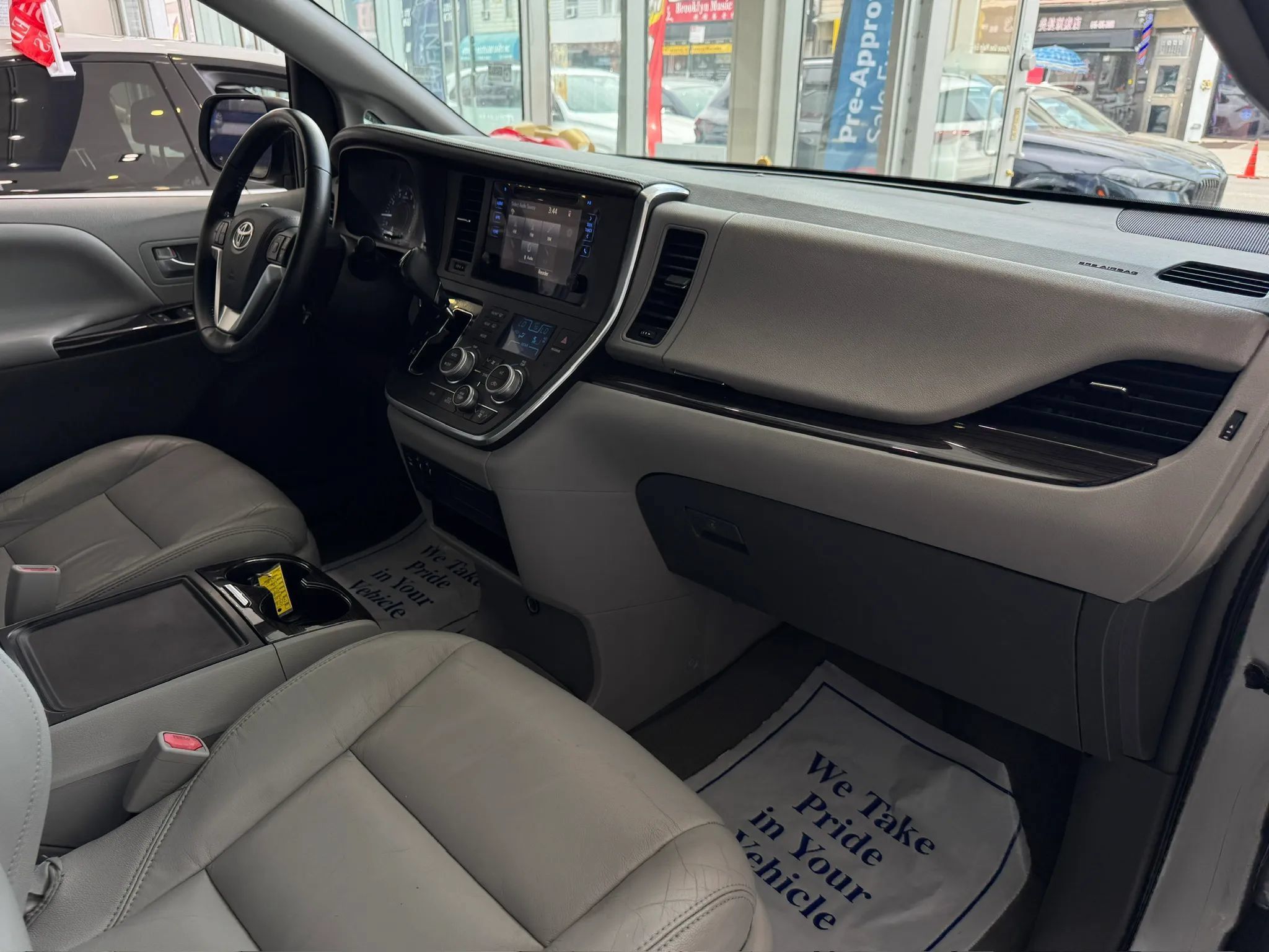 Used 2016 Toyota Sienna XLE FWD image 32
