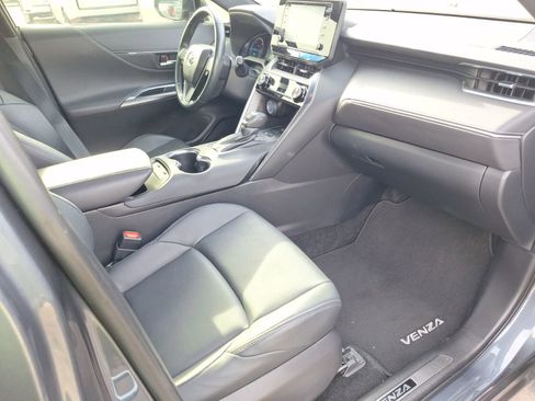 Used 2022 Toyota Venza XLE image 33