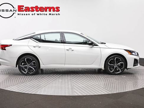 Used 2025 Nissan Altima 2.5 SR AWD/4WD image 3