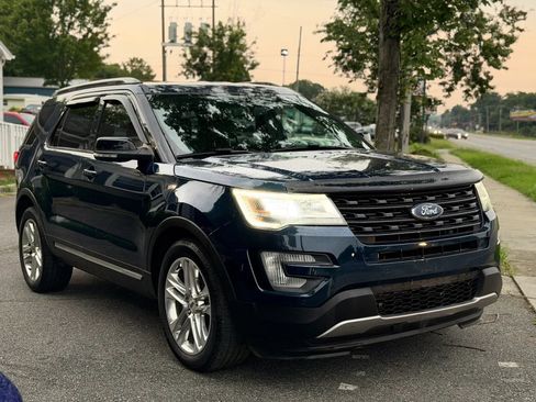 Used 2017 Ford Explorer XLT w/ Equipment Group 202A AWD/4WD image 8