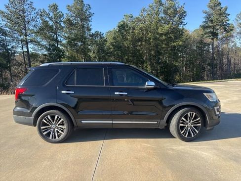 Used 2017 Ford Explorer Platinum AWD/4WD image 4