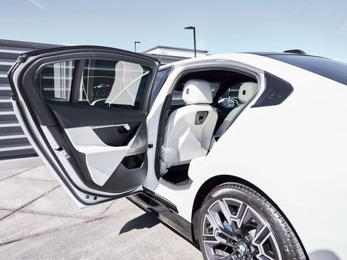 Used 2026 BMW 550e xDrive image 27