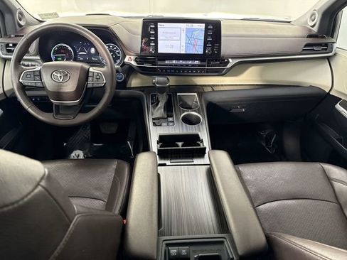 Used 2023 Toyota Sienna Platinum image 25
